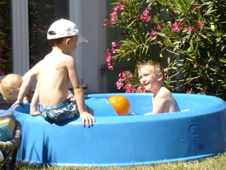 Alexis et son copain Marc dans la piscine
