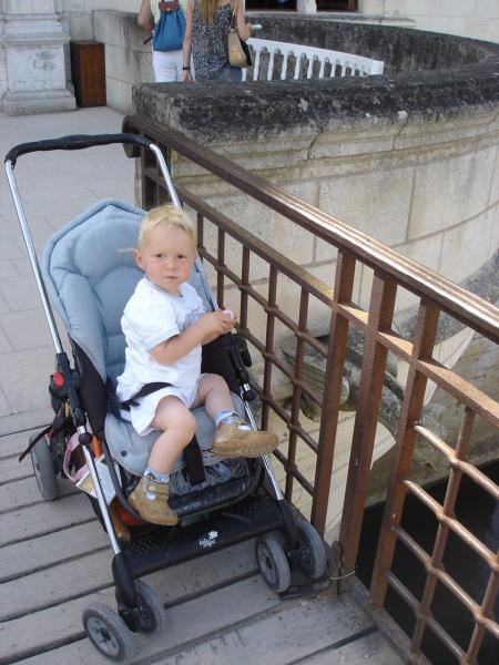 Regardez bien la t�tine dans ma main droite...