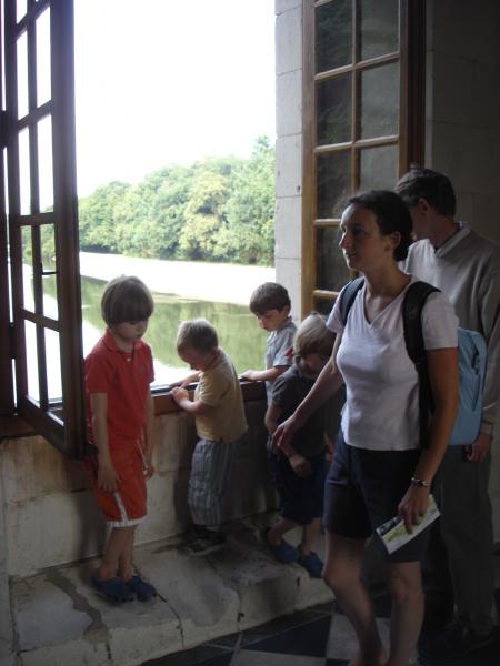 un ch�teau pos� sur l'eau